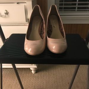 Nude pumps